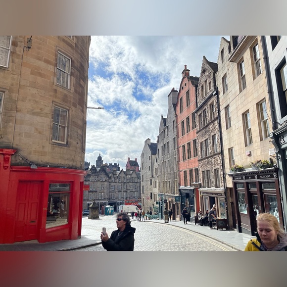 Hi, I am Laura - Picture 2 of 5